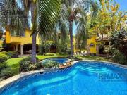 Venta de Casa con Alberca en Fracc. Junto al Río,...