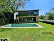 Venta de casa con alberca en Paraíso Country Club,...