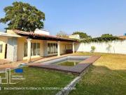 VENTA DE CASA CON ALBERCA Y AMPLIO JARDÍN EN LOMAS DEL...