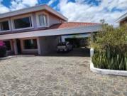 VENTA DE CASA CON GRAN ESTILO Y ELEGANCIA EN CUMBAYA