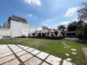 Venta de casa con jardín para remodelar, Zona Dorada de...