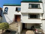 Venta de Casa con jardín privado en calle cerrada