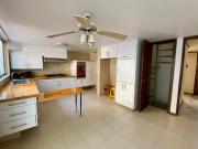Venta de Casa con jardín privado en calle cerrada
