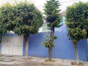 Venta de casa con jardín y uso de suelo mixto