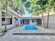 Venta de casa con piscina, suite independiente, amplios...