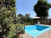 VENTA DE CASA CON PISCINA Y AMPLIO JARDÍN, FINOS...