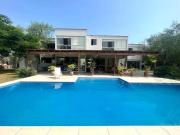 VENTA DE CASA CON PISCINA Y AMPLIO JARDÍN, FINOS...