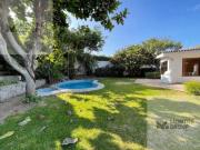 Venta de Casa con precioso jardín y amplia Piscina