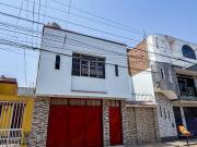 Venta de Casa de 2 Pisos con Doble Cochera EN LA URB....