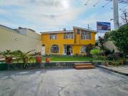 VENTA DE CASA DE 2 PISOS FRENTE A PARQUE PISOS SURCO...