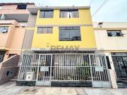 Venta De Casa De 3 Pisos Con Terraza En El Distrito De Breña