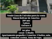 Venta de casa de 3 pisos en Simón Bolivar