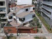 VENTA DE CASA DE 3 PISOS FRENTE A PARQUE DE 335 m²