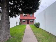 VENTA DE CASA DE 4 AMBIENTES CON PARQUE Y COHERA