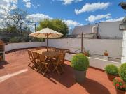 Venta de casa de 4 ambientes en esquina, con patio y terraza