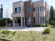 Venta de casa de 5 ambientes con jardín en La Reserva de...