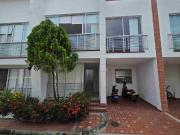 Venta de casa de dos pisos en conjunto cerrado al...