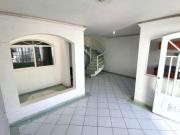 Venta de casa de dos pisos en Santa Lucia