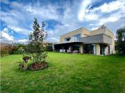 Venta de Casa de Lujo En Alto de Palmas Unidad Cerrada