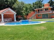 Venta de casa de un nivel con bungalow en Lomas de...