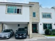 VENTA DE CASA DENTRO DE RESIDENCIAL DE SOLO 9...