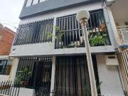 VENTA DE CASA EN BARRIO CALIPSO, DE TRES NIVELES