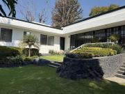 Venta de Casa en calle cerrada con Alberca