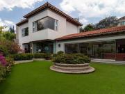 Venta de casa en calle cerrada en Bosques de las Lomas