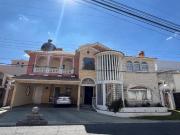 Casa en Venta en Club de Golf con alberca y gran jardín