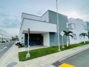 Venta de casa en Condina Pereira con doble altura y dos...