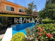 Venta de casa en condominio con alberca privada, Burgos...