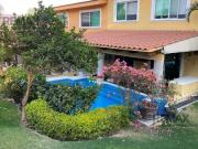 Venta de casa en condominio con alberca privada, Burgos...