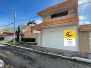 Venta de casa en Costa de Oro con oficina y frente a parque