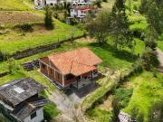 Venta de casa en Cuenca, sector Chilcapamba, amplio terreno