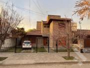 Venta de casa en dos plantas con 4 dormitorios, barrio...