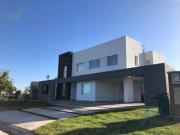 Venta de casa en dos plantas con pileta a la laguna Area...