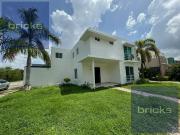 Venta de Casa en Esquina en Algarrobos, Mérida – Con...