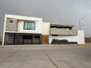 Venta de casa en esquina en villas de la cantera