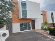 VENTA DE CASA EN FRAC. PRIVADO LA FLORESTA. ATRÁS DE COSTCO