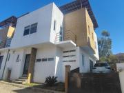 VENTA DE CASA CON ALBERCA Y JARDIN PROPIO DENTRO DE...