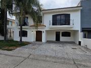 VENTA DE CASA EN JARDIN REAL DENTRO DE COTO 8 ZONA REAL