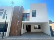 Venta de casa en la CARCAÑA, fraccionamiento cerrado, 3...