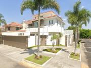 VENTA DE CASA EN LA COLONIA BUGAMBILIAS EN GUADALAJARA...