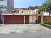 VENTA DE CASA EN LA MOLINA DE 356M2 CON DOS COCHERAS