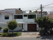 VENTA DE CASA EN LAS VIÑAS DE LA MOLINA, FRENTE A PARQUE