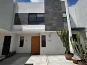 VENTA DE CASA EN LOMAS DE ANGELOPOLIS IV TRES RECAMARAS...