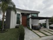 Venta de casa en Lomas de Cocoyoc, Morelos. Con alberca...
