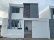 Venta de casa en Manta en urbanización privada zona sur