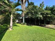 Venta de casa en Oaxtepec, Morelos con jardín frondoso,...