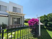 VENTA DE CASA CON EXCEDENTE DE TERRENO Y ALBERCA EN...